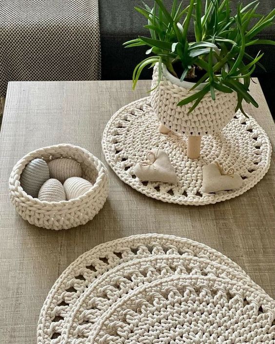 Individuales, cestita y objetos decorativos elaborados en algodón blanco con la técnica de tejido a crochet